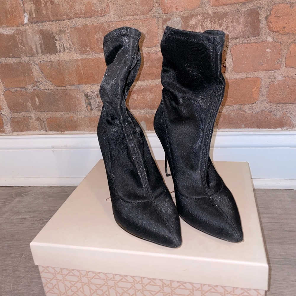 Badgley & Mischka boots. Textile fibers fabric. Classic black.